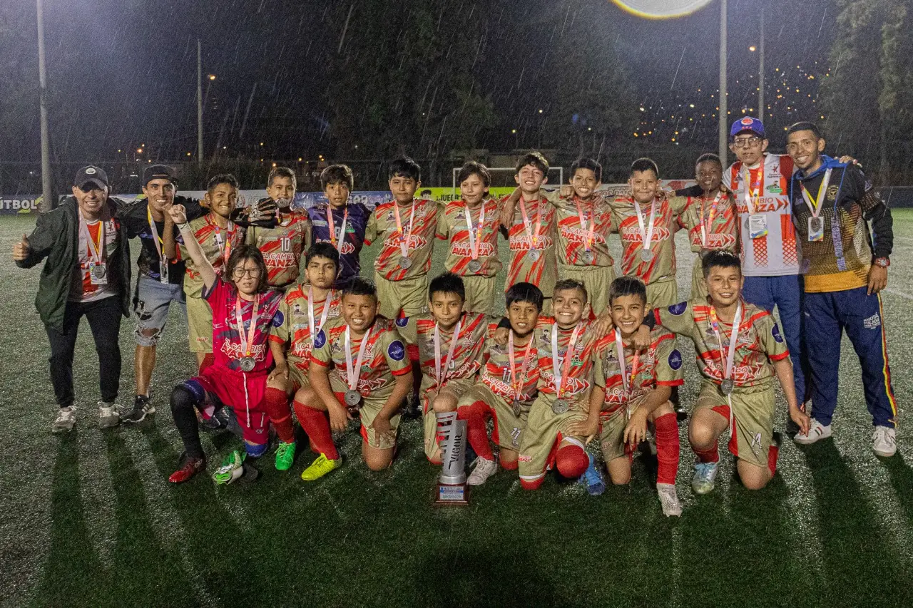 Equipo The Gunners con medallas en la final de la Baby Fútbol 2022