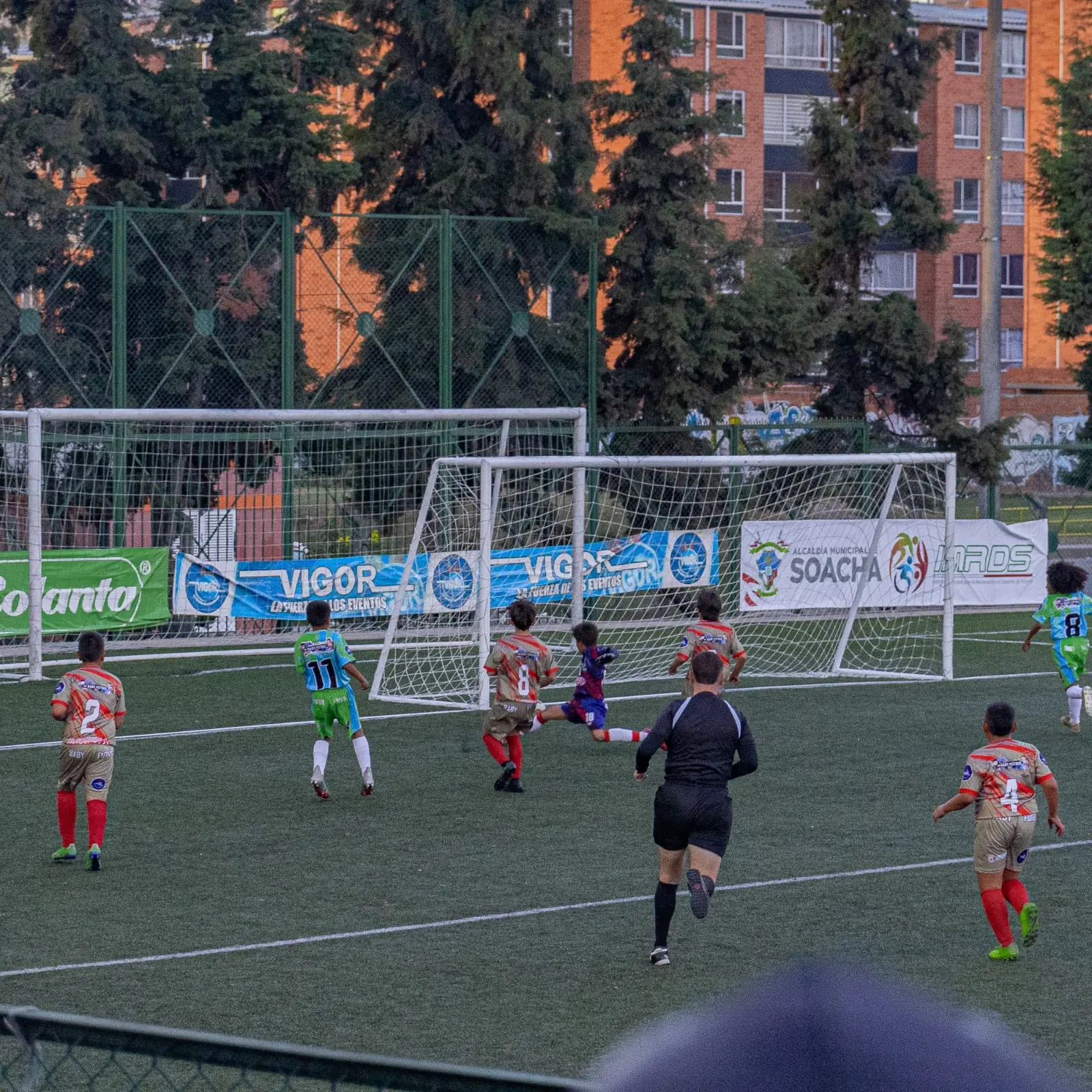 Jugadores de The Gunners durante la final de la Baby Fútbol 2022
